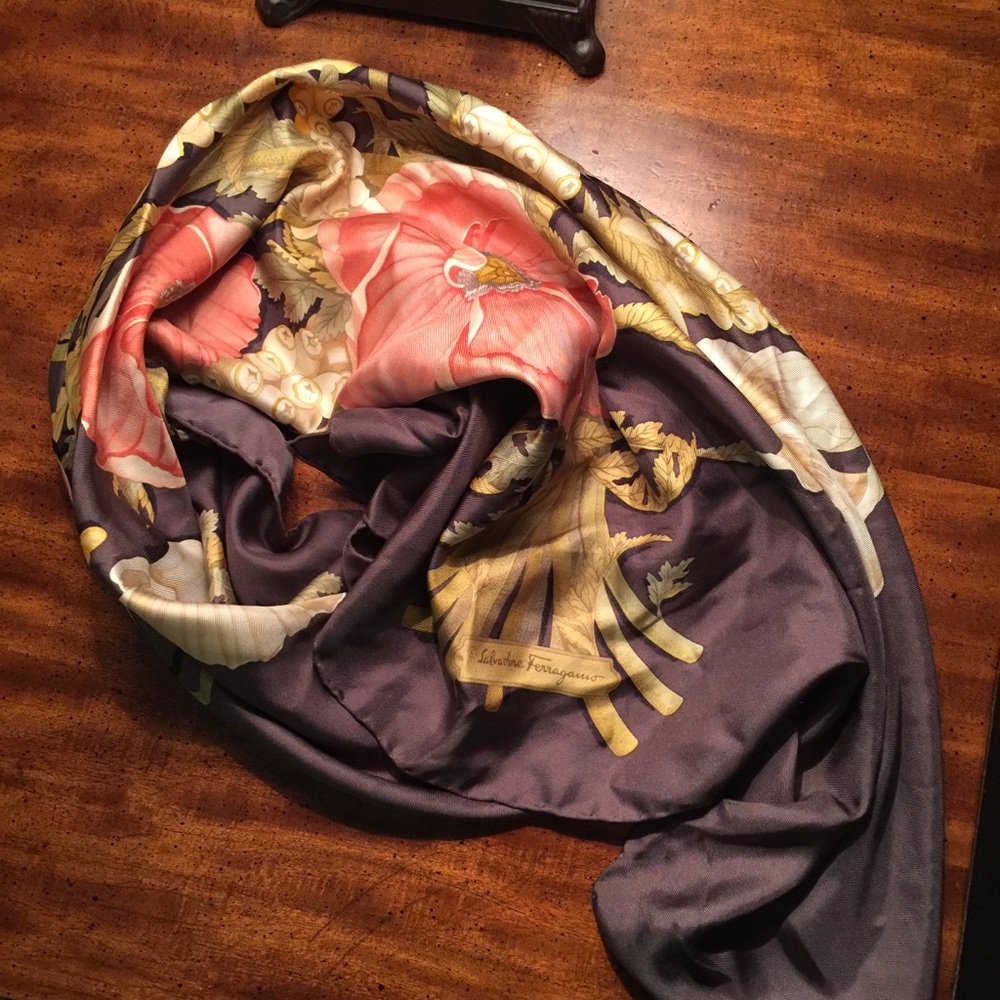 ⛲️🌿 Salvatore Ferragamo poppies silk square scarf